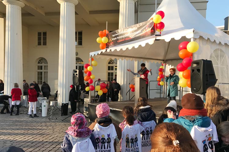 Rund 300 Teilnehmerinnen kamen gestern zum Schlossplatz, um tanzend gegen Gewalt zu protestieren. Foto: Anja Michaeli Rund 300 Teilnehmerinnen kamen gestern zum Oldenburger Schlossplatz, um bei One Billion Rising tanzend gegen Gewalt zu protestieren.