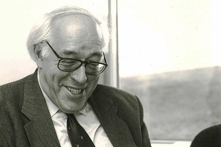 Paul Raabe in der Landesbibliothek Oldenburg (1949). Foto: Landesbibliothek Paul Raabe in der Landesbibliothek Oldenburg.