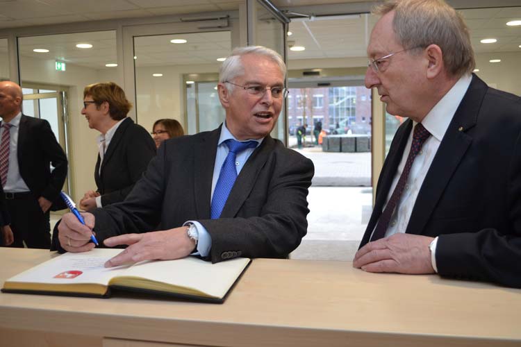 Finanzminister Hans-Jürgen Schneider hat sich im Beisein von Finanzamtsvorsteher German Unland in das Gästebuch des Finanzamtes eingetragen.