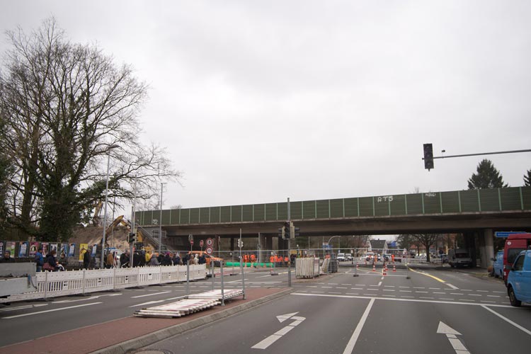 Die Autobahnbrücke der A 293, die über die Alexanderstraße führt, wurde abgerissen.