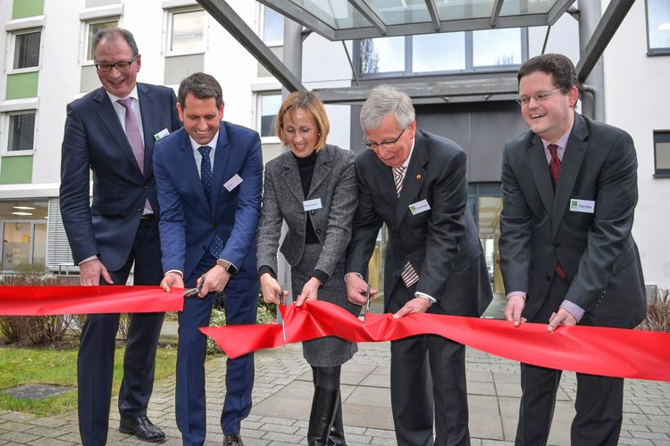 Thorsten Janßen, Olaf Lies, Martina Becker, Günter Knaupmeier und BFE-Geschäftsführer Hendrik Gerdes durchtrennten das rote Band und eröffneten symbolisch das neue Gebäude in Oldenburg.