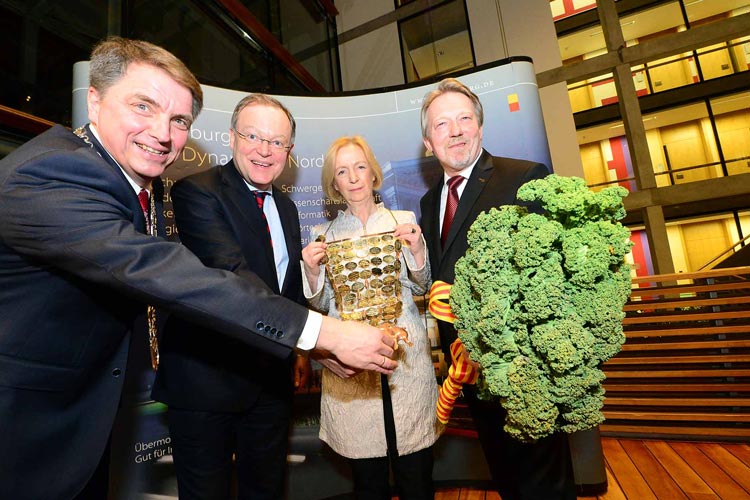 Oberbürgermeister Jürgen Krogmann, Ministerpräsident Stephan Weil, Bildungsministerin Johanna Wanka und Kabarettist Dietmar Wischmeyer feierten in der niedersächsischen Landesvertretung in Berlin das Defftig Ollnborger Gröönkohl-Äten.