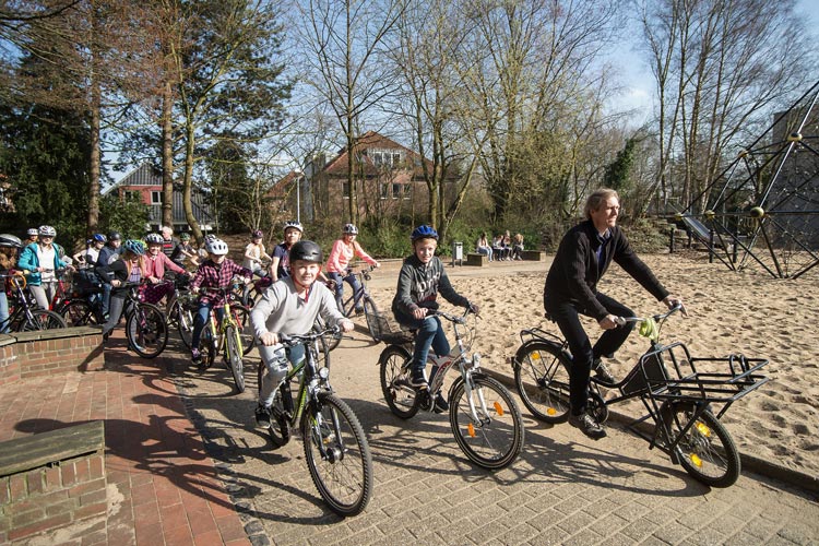 Beim symbolischen Auftakt des Wettbewerbs „FahrRad!“ fuhren Schülerinnen und Schüler der Klasse 5b der IGS Helene-Lange-Schule eine Runde über den Schulhof.