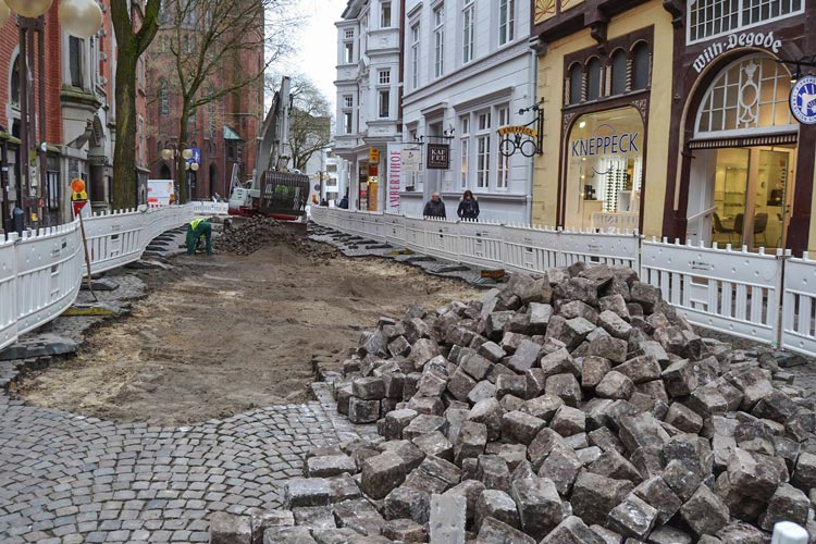 Für den Laufweg zwischen Degode Haus und Beginn des Rathausplatzes werden geschnittene Natursteine verwendet, die eine gleichmäßigere Oberfläche als die alten Pflastersteine bieten. Foto: Volkmar Brand Für den Laufweg zwischen Degode Haus und Beginn des Rathausplatzes werden geschnittene Natursteine verwendet.