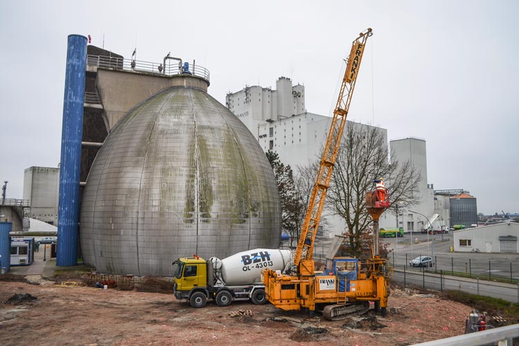 Direkt neben dem Agravis-Turm entstehen auf der OOWV-Kläranlage am Oldenburger Hafen zwei 23 Meter hohe Faultürme.