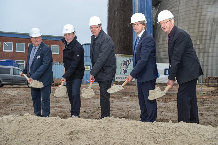 Hans-Gerd Noffke, Leiter der Kläranlage, Regionalleiter Jens de Boer, Bernd Müller als Vertreter des Oldenburger Oberbürgermeisters, Geschäftsführer Karsten Specht und der technische OOWV-Geschäftsführer Peter Kaufmann sorgten für den ersten Spatenstich der beiden Faultürme.