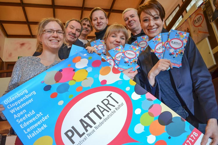 Wirken am PLATTart-Festival mit (von links): Gesche Gloystein, Michael Brandt, Uwe Schwettmann, Stefan Meyer, Frank Fuhrmann, Insina Lüschen und Annie Heger. Foto: Katrin Zempel-Bley Wirken am PLATTart-Festival mit: Gesche Gloystein, Michael Brandt, Uwe Schwettmann, Stefan Meyer, Frank Fuhrmann, Insina Lüschen und Annie Heger.