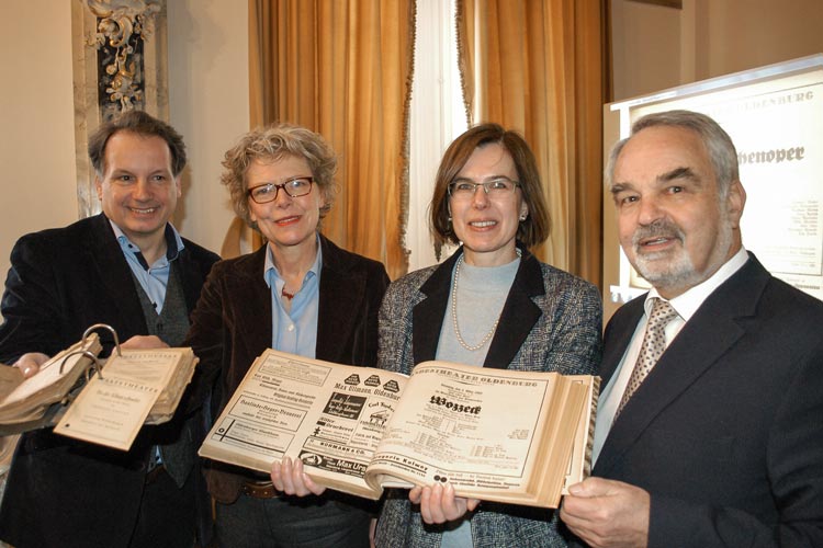 Generalintendant Christian Firmbach, Ministerialdirigentin Dr. Annette Schwandner, Landesbibliotheksdirektorin Corinna Roeder und Landschaftspräsident Thomas Kossendey zeigen die historischen Theaterzettel in Oldenburg.