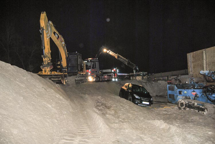 Eine 56-jährige Pkw-Fahrerin ist Sonntagabend von der Autobahn auf die Baustelle an der Abfahrt Bürgerfelde gefahren und im Sand gelandet.