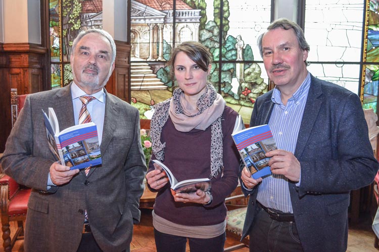 Landschaftspräsident Thomas Kossendey, Projektkoordinatorin Sabrina Kolata und Geschäftsführer Dr. Michael Brandt (von links) stellten das Buch Baudenkmäler im Oldenburger Land vor.