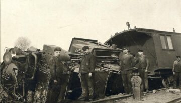 eisenbahner-vor-entgleisten-zug-um-1900