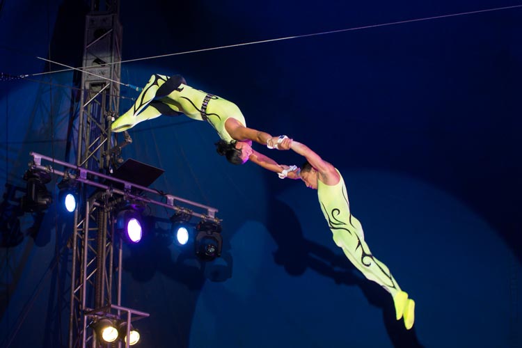 Die Truppe Flying Wulber zeigt in Oldenburg den dreifachen Salto-Mortale.