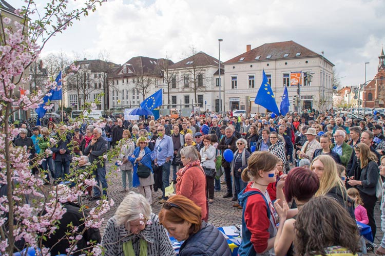 Am 26. März und am 2. April haben jeweils rund 400 Teilnehmer auf dem Julius-Mosen-Platz unter dem Motto Pulse of Europe für den Erhalt der Europäischen Union demonstriert.