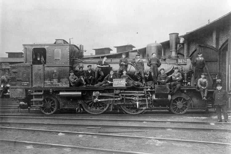 Schlosserlehrlinge vor dem Ringlokschuppen in Oldenburg, Ausbildung 1921-1925.