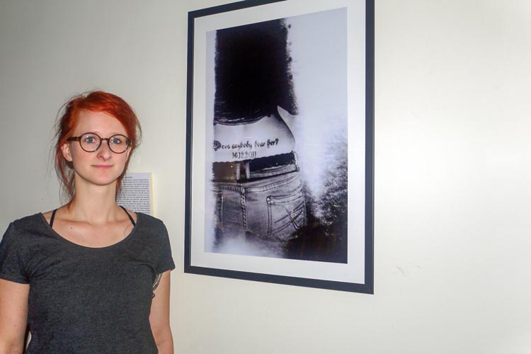 Die Psychologin und Hobbyfotografin Anja Linding zeigt in „Die! Flänzburch“ bis Ende Mai ihr Fotoprojekt „TrauerHaut“. Foto: Volker Schulze Die Psychologin und Hobbyfotografin Anja Linding zeigt in Oldenburg ihr Fotoprojekt TrauerHaut.