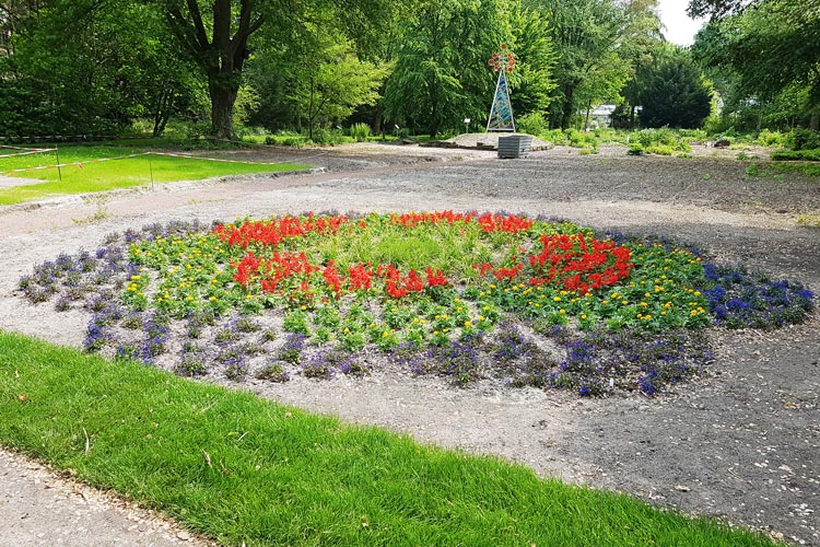 Aufkleber der „Prilblume“ (Markenzeichen eines Geschirrspülmittels) klebten in den Flower Power-Jahren auf den Wandfliesen zahlreicher Haushalte. Im Botanischen Garten wurde sie mit echten Blumen nachgestellt. Foto: Merle Michaeli Aufkleber der Prilblume (Markenzeichen eines Geschirrspülmittels) klebten in den Flower Power-Jahren auf den Wandfliesen zahlreicher Haushalte. Im Botanischen Garten wurde sie mit echten Blumen nachgestellt.