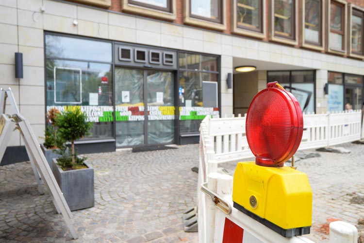 Bei Pizza Hut Oldenburg wurden bereits die Schilder abmontiert Foto: Christian Kruse Die Pizza Hut-Filiale am Rathausmarkt in der Oldenburger Innenstadt.