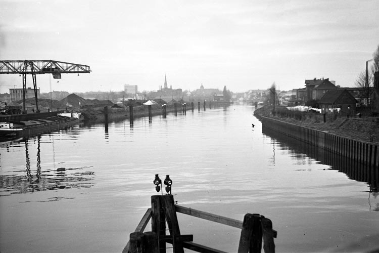 Werkstattfilm lädt dazu ein, in einer mobilen Ausstellung auf dem alten Schlachthofgelände, mit historische Fotografien und umfangreichem Filmmaterial, die Geschichte des Oldenburger Hafens zu entdecken. Hier zu sehen: der Stau am 23. November 1960. Foto: Oldenburger Medienarchiv / Werkstattfilm e.V. Am 13. Mai wird von 11 bis 16 Uhr vor dem Gebäude Stau 117 in Oldenburg eine Ausstellung der Ergebnisse der Sanierung des Alten Stadthafens zu sehen sein.