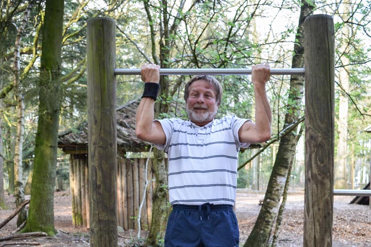 Wer seine Muskeln, wie dieser Freizeitsportler, stärken will, der hat im Trimmpark Wildenloh viele Möglichkeiten. Foto: Katrin Zempel-Bley Wer seine Muskeln, wie dieser Freizeitsportler, stärken will, der hat im Trimmpark Wildenloh viele Möglichkeiten.
