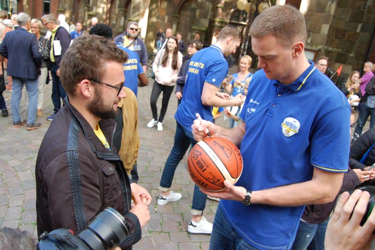 Auch Center Brian Qvale war bei den fans ein gefragter Spiele in Sachen Autogramme und Fotos.