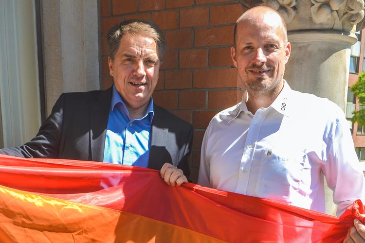 Oberbürgermeister Jürgen Krogmann und Kai Bölle (von links) stimmen gemeinsam auf den CSD ein. Foto: Katrin Zempel-Bley Oberbürgermeister Jürgen Krogmann und Kai Bölle stimmen gemeinsam auf den CSD in Oldenburg ein.