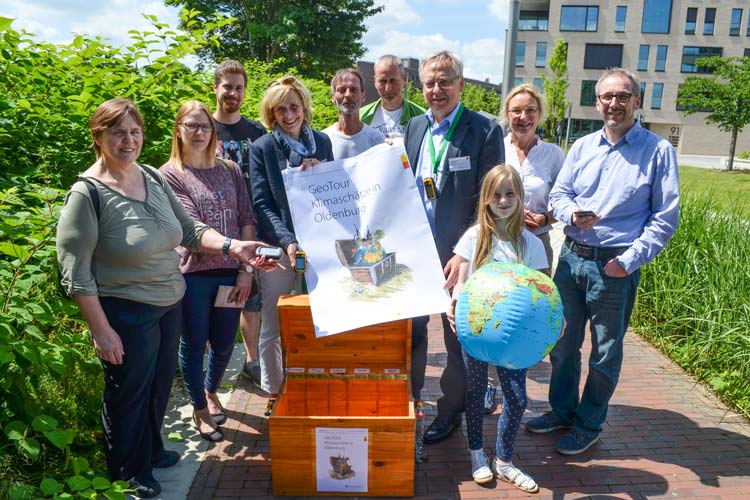 Gabriele Nießen, Dezernentin für Bauen, Umwelt und Klima, Dirk Meier, Geheimpunkt GmbH, Gerd Iwanuk, Fachdienstleiter Umweltmanagement, Christel Sahr, Regionales Umweltbildungszentrum, und mehrere Paten der Geocaching-Tour in Oldenburg. Foto: Stadt Oldenburg Gabriele Nießen, Dezernentin für Bauen, Umwelt und Klima, Dirk Meier, Geheimpunkt GmbH, Gerd Iwanuk, Fachdienstleiter Umweltmanagement, Christel Sahr, Regionales Umweltbildungszentrum, und mehrere Paten der Geocaching-Tour in Oldenburg.