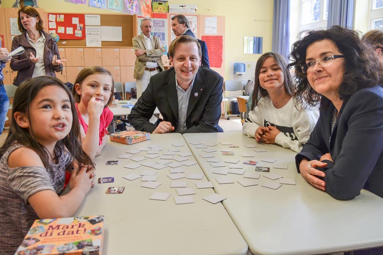 Die Grundschüler hatten Spaß beim plattdeutschen Gedächtnisspielen Mark di dat mit Gabriele Heinen-Kljajić und Stefan Meyer.