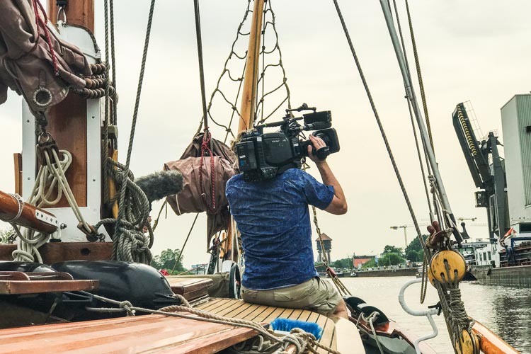 Die NDR-Reportage Typisch! Käpt'n Toni und die kleinen Kanäle wurde vom MedienKontor Oldenburg in Kooperation mit Filmteam Papstein aus Oldenburg.