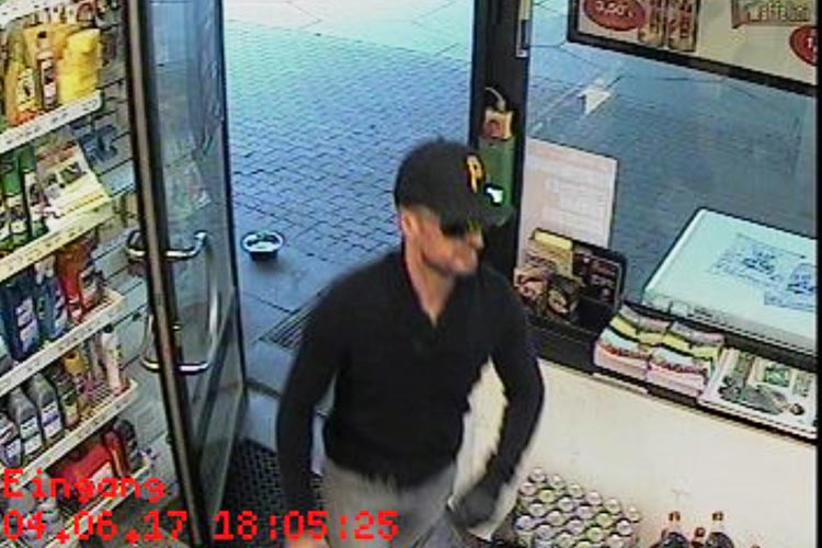 Die Polizei sucht nach diesem Mann. Er soll eine Tankstelle überfallen haben. Foto: privat Die Oldenburger Polizei sucht nach diesem Mann. Er soll eine Tankstelle überfallen haben.