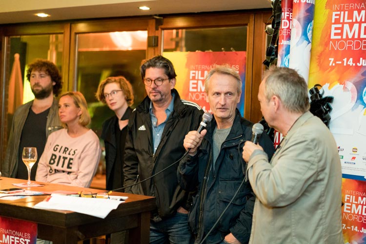 Regisseur Florian Baxmeyer, Nadeschda Brennicke, Luise Wolfram, die Drehbuchautoren Olaf Kraemer und Christian Jeltsch sowie Filmfest-Pressesprecher Volker Bergmeister nach der Tatort-Premiere.