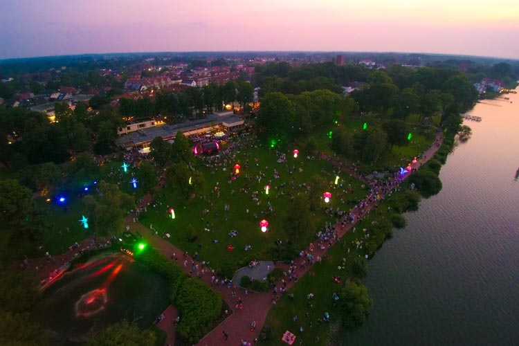 Lichtobjekte, Fackeln und Lichtkostüme bringen den Kurpark in Bad Zwischenahn am 22. Juli zum Leuchten. Anlass ist die große Lichternacht.