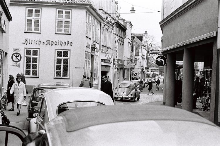 SSituation vor dem Bau der Fußgängerzone, Achternstraße, Frühjahr 1967. Foto: Günter Nordhausen Situation vor dem Bau der Fußgängerzone, Achternstraße, Frühjahr 1967.