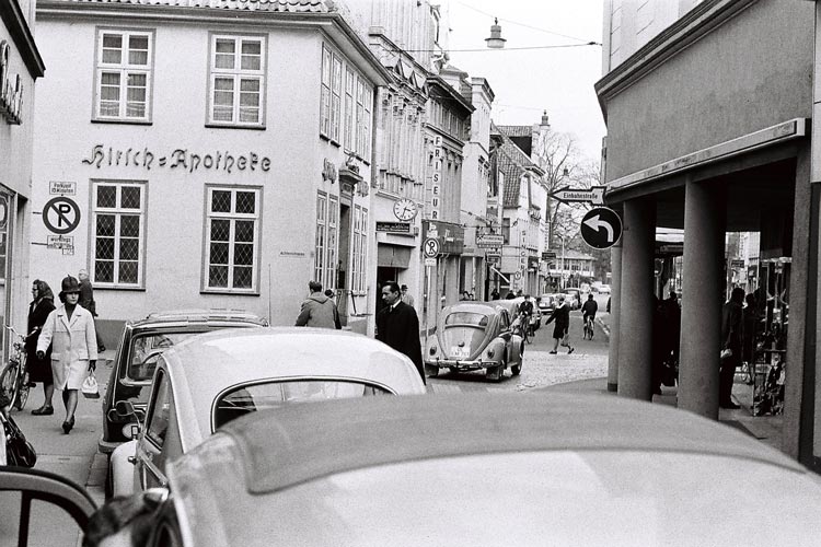 Situation vor dem Bau der Fußgängerzone, Achternstraße, Frühjahr 1967.