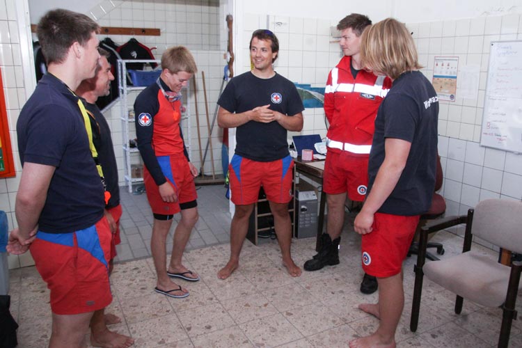 Immer wieder bespricht Wachleiter Philippe Dilger (3. von rechts) mit den Einsatzkräften den Dienstablauf. Foto: Martin Siemer / DRK Immer wieder bespricht Wachleiter Philippe Dilger mit den Einsatzkräften den Dienstablauf.