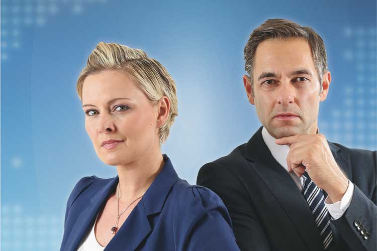 Der Postillon kommt nach Oldenburg. Präsentiert wird das Programm von den Originalsprechern Anne Rothäuser und Thieß Neubert.