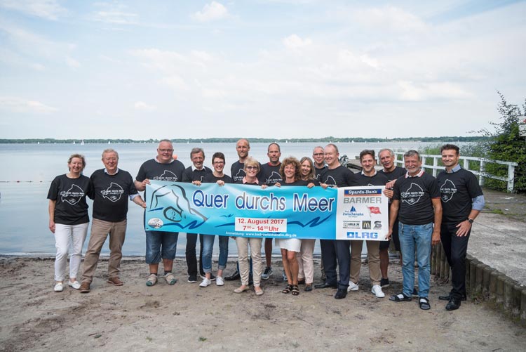 Alle Teilnehmer, die es schaffen, bekommen eine Urkunde und ein „Meerdurchquerer“-T-Shirt. Die Organisatoren und Sponsoren präsentierten es im Vorfeld. Foto: Anja Michaeli Unter dem Motto Quer durchs Meer 2017 findet am Samstag, 12. August, ein Freiwasser- und Langstreckenschwimmen im Zwischenahner Meer statt.