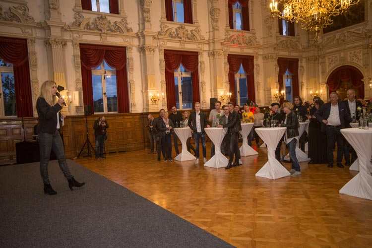 Christine Nickel begrüßte die Gäste wegen des unbeständigen Wetters ausnahmsweise im Schlosssaal.