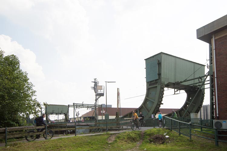 Täglich passieren die Oldenburger Eisenbahnklappbrücke sowohl Züge als auch Boote.