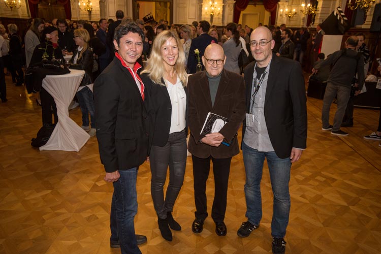 Empfang im Schloss: Lou Diamond Phillips, Christine Nickel, Ed Pressman und Torsten Neumann.