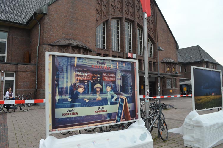 Bastian Freese und Bernd Hubl laden zur Fotoausstellung am Bahnhof ein.