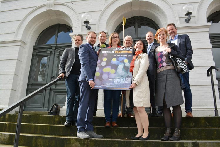 Laden zur „Nacht der Museen“ in Oldenburg ein: Marcel Schwierin, Jörg Kinner, Thiemo Eddiks, Birgit Neuhäuser, Dr. Peter-René Becker, Dr. Nicole Deufel, Markus Fettback, Dr. Jutta Moster-Hoos und Dr. Andreas von Seggern.