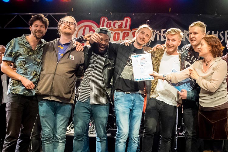 Die Fréros aus Oldenburg werden Niedersachsen beim Bundesfinale vertreten. Vera Lüdeck überreichte die Gewinnerurkunden.