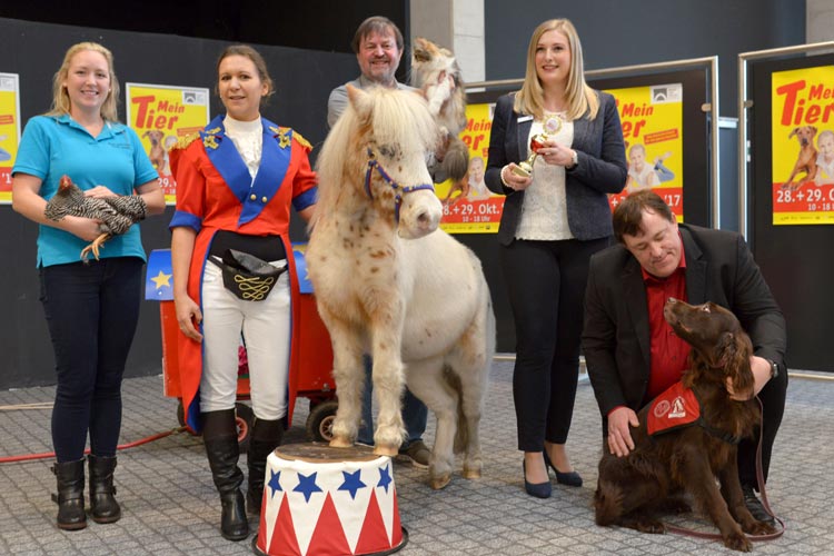 Vivian Laumen (Kleintierzuchtverein Haar & Feder), Annika Markgraf (Pferdeschule Weser-Ems), Karl-Heinz Knelangen (Freesenkatten e.V.), Annalena Ripke (Weser-Ems-Hallen) und Konrad Sextro (HSV Oldenburg-Wildenloh e.V.) freuen sich mit ihren Tieren auf die Mein Tier 2017.