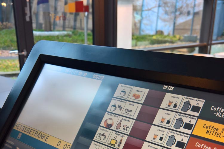 Auf dem Kassensystem im Café Farbwechsel finden sich die Piktogramm, die auch auf den Angebotskarten und Bestellblöcken zu finden sind, wieder.