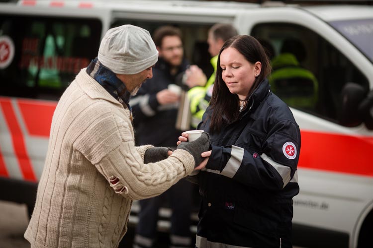 Erste Hilfe der besonderen Art leisten die Johanniter in Oldenburg mit ihrem Kältebus für Obdachlose.