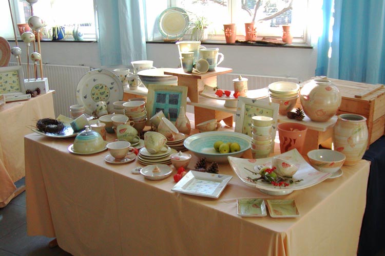 Geschenke und Dekorationen in Hülle und Fülle werden während des Martinsmarktes an der Oldenburger Waldorfschule feilgeboten.