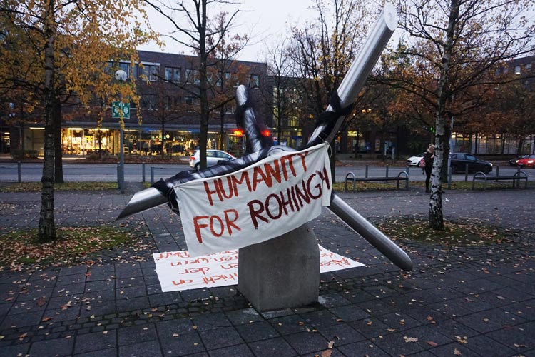 Das Carl-von-Ossietzky-Mahnmal auf dem Uni-Campus wurde verhüllt, um auf die Situation der Rohingya in Myanmar aufmerksam zu machen.