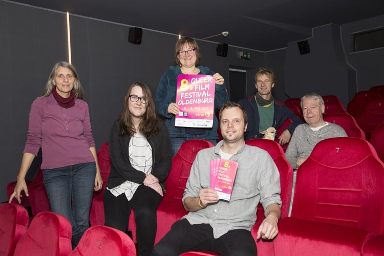 Organisieren das Programm des Queer Film Festivals Oldenburg (von links): Marion Fittje (Cine k), Lisa Reuke (QFFOL-Team), Susanne Schelinski (QFFOL-Team), Stefan Caspers (QFFOL-Team), Wolfgang Bruch mit Hund Keks (Cine k) und Wilhelm Büttemeyer (QFFOL-Team).