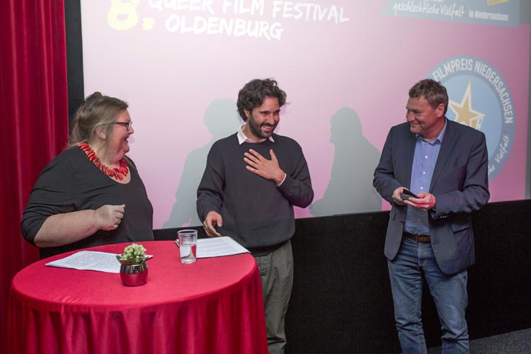 Übergabe des 1. Queeren Filmpreises Niedersachsen: Lucie Veith (Bundesverband Intersexuelle Menschen), Carlo Lavagna (Regisseur) und Dr. Hans-Joachim Heuer (Niedersächsisches Ministerium für Soziales, Gesundheit und Gleichstellung).