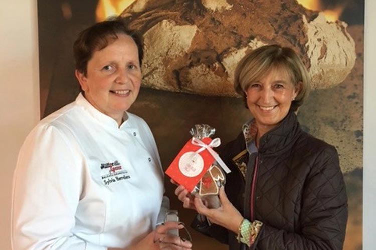 Sylvia Herreilers und Hildegard Rolfes backen die Oldenburger Engel für den guten Zweck.